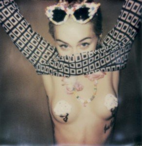 miley cyrus full nude in v magazine